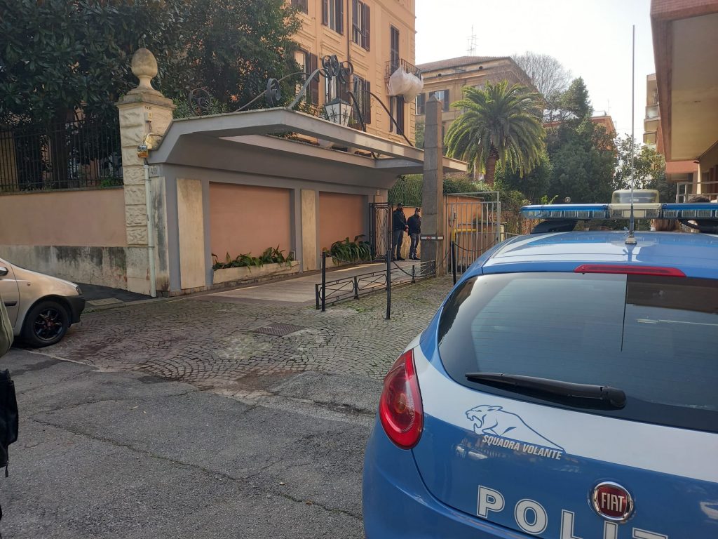 Forze dell'ordine davanti alla casa di Antonio Catricalà, in via Antonio Bertoloni 49