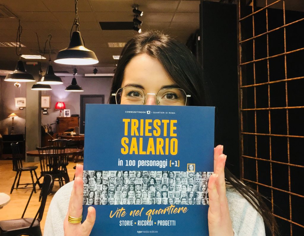 Tonia della libreria Eli con il volume "Trieste–Salario in 100 personaggi (+1)"
