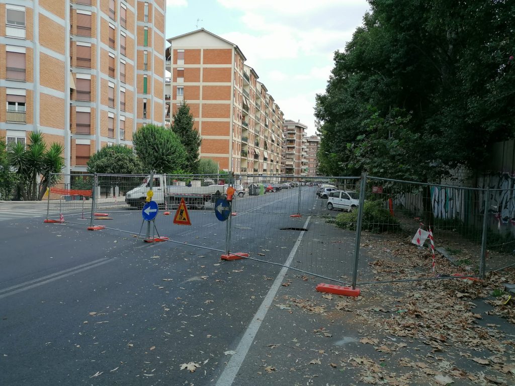 Via Filippo Antonio Gualterio transennata dove si è aperta la voragine