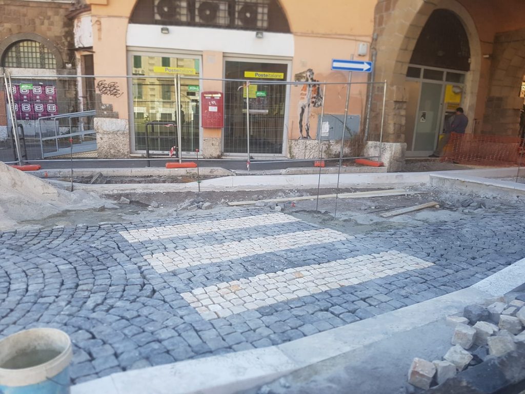 Prime nuove pietre per la pavimentazione di piazza Sempione