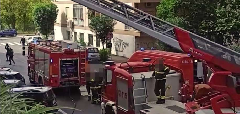 Incendio in un appartamento in via Valle Vermiglio (Foto dal profilo Facebook di Reporter-Montesacro)