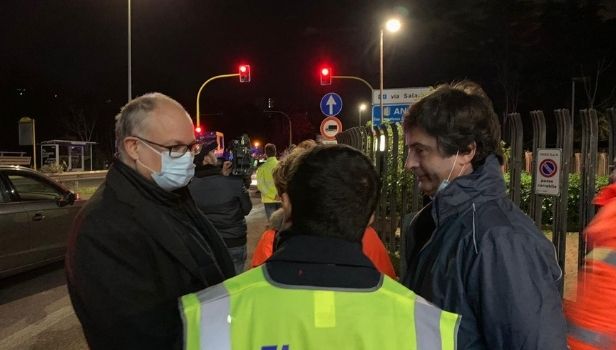 Il sindaco di Roma a via Salaria per l'inizio dei lavori sul manto stradale (Foto dal profilo Facebook di Roberto Gualtieri)