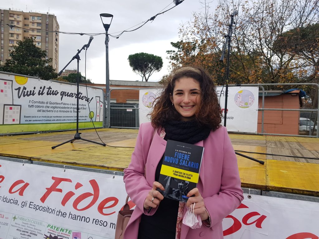 L'autrice Giulia Zaccardelli con una copia del volume di Typimedia Editore