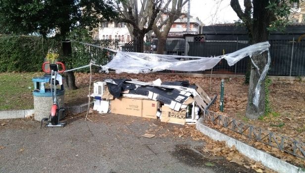 I resti del giaciglio usato in questi giorni da un senzatetto nel parco