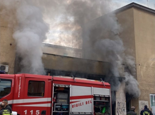 L'incendio in via Capraia (foto dalla pagina Facebook di Paolo Marchionne)