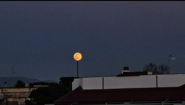 La luna sui tetti di Nuovo Salario (Foto di Lucio Parlavecchio)