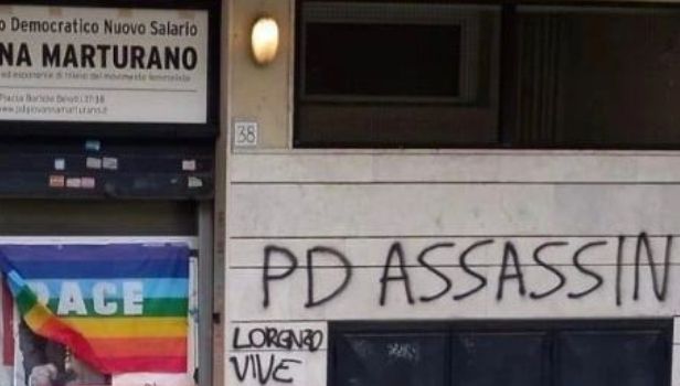 Una scritta ingiuriosa sul muro della sede Pd a Nuovo Salario (Foto dal profilo Facebook di Paola Ilari)