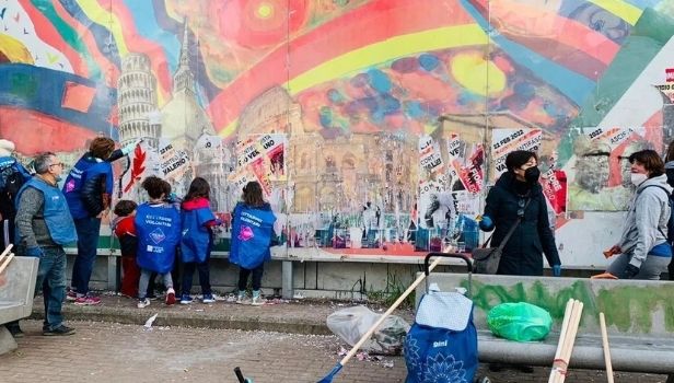 I volontari Retake e i bambini dell'IC Montessori sistemano il murales della piazzetta