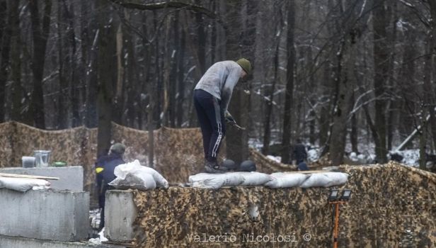 Sotto la neve, la popolazione ucraina prepara le difese (Foto di Valerio Nicolosi)