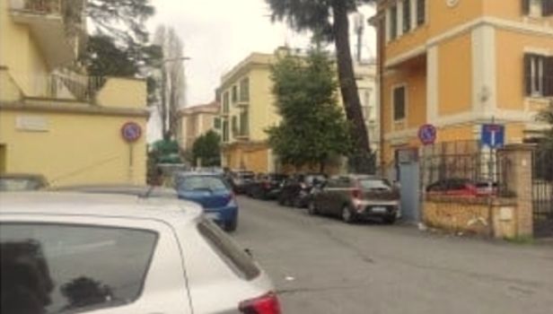 La nuova segnaletica in via Cervino (Foto dal profilo Facebook di 'Amici di Città Giardino')