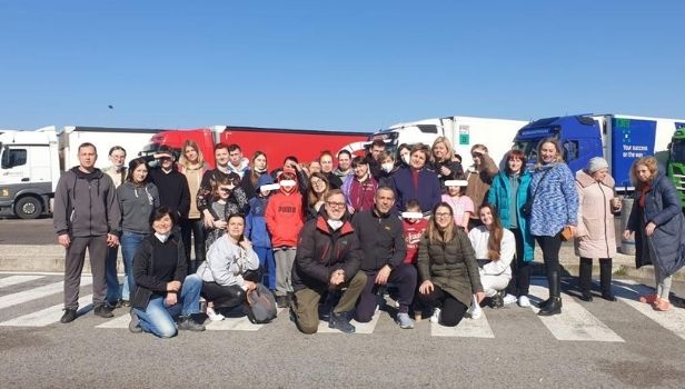 Stefano Salvagni, i volontari e il gruppo dei 36 ucraini che hanno raggiunto l'Italia