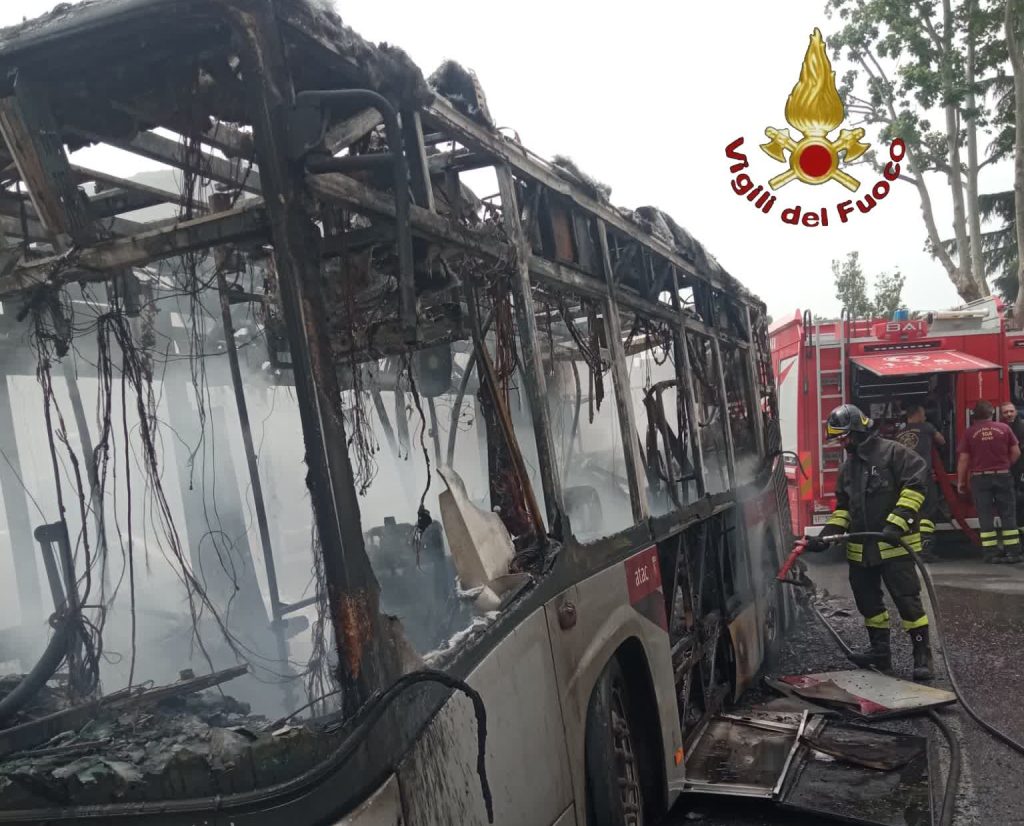 Bus in fiamme a Settebagni