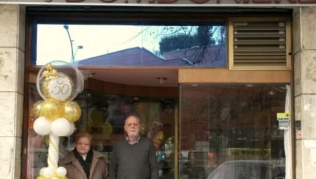 Romano Cartoni e sua moglie Pina davanti il negozio di via Scarpanto in occasione dei 50 anni di attività 