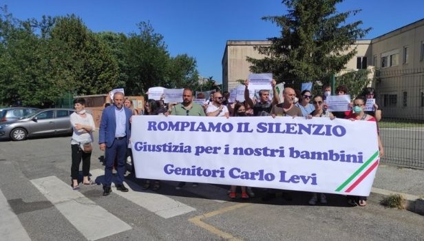 La protesta dei genitori degli alunni dell'IC Carlo Levi davanti la scuola