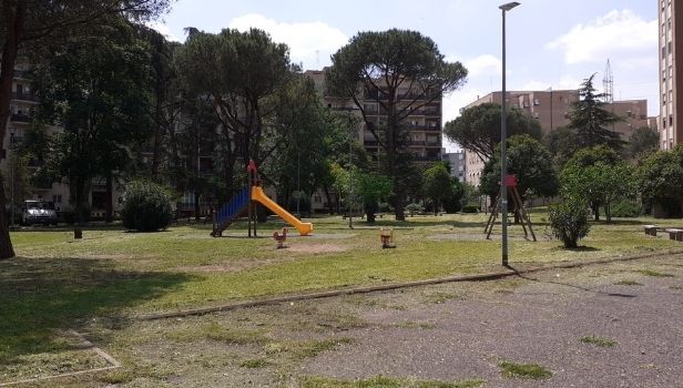 Lo sfalcio di parco Angelo Musco