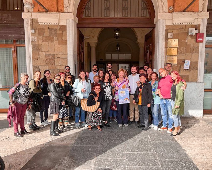 L'inaugurazione dello sportello di supporto psicologico in piazza Sempione 15. Foto dalla pagina Facebook di Paolo Marchionne