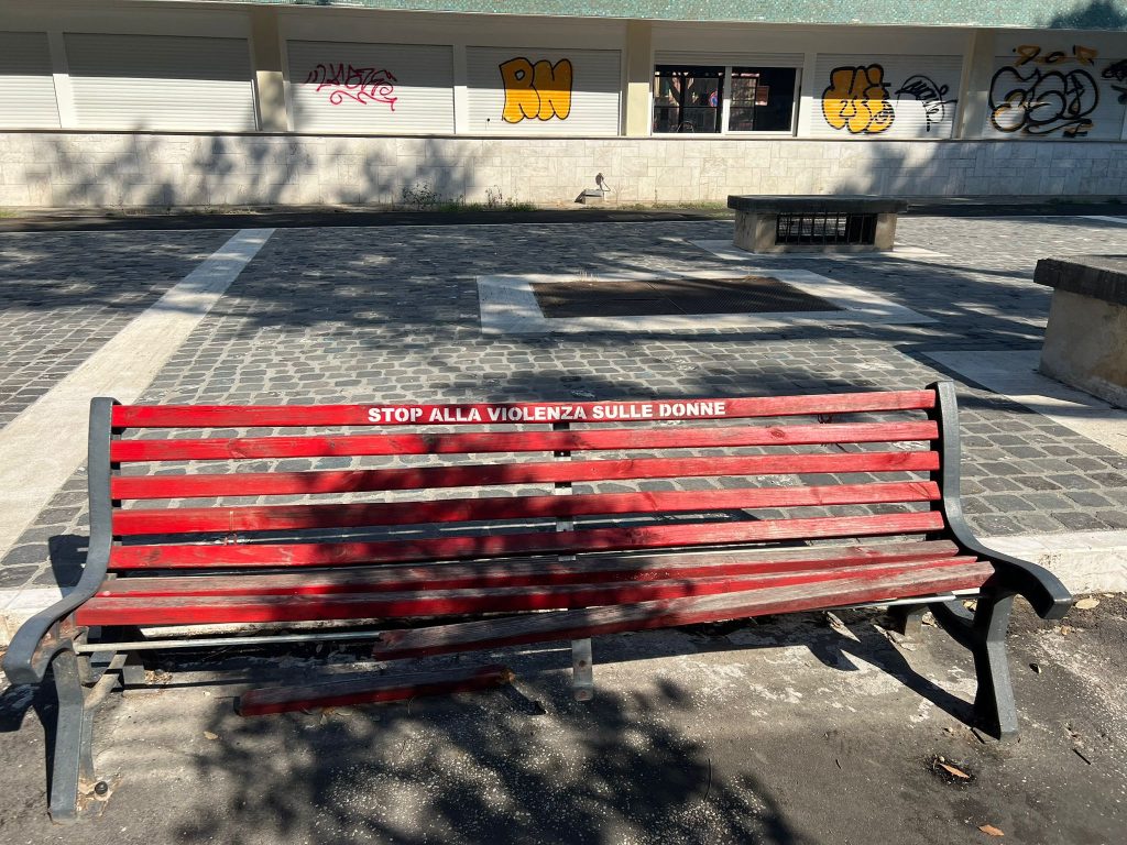 La panchina vandalizzata