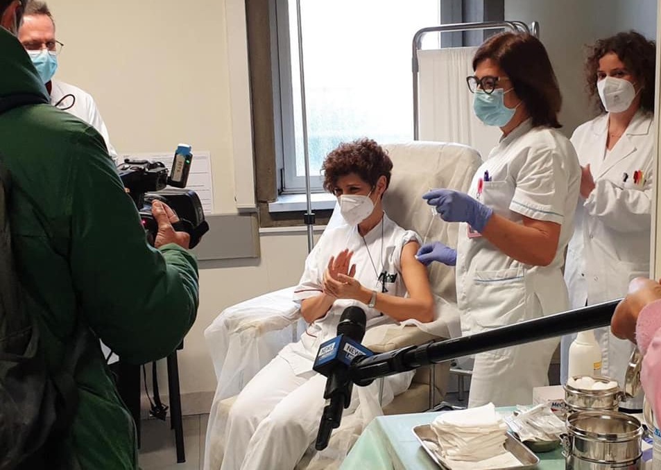 La prima vaccinazione al Policlinico Umberto I (foto Università Sapienza)