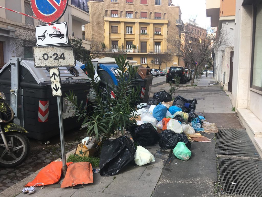 I rifiuti accumulati in via Arezzo