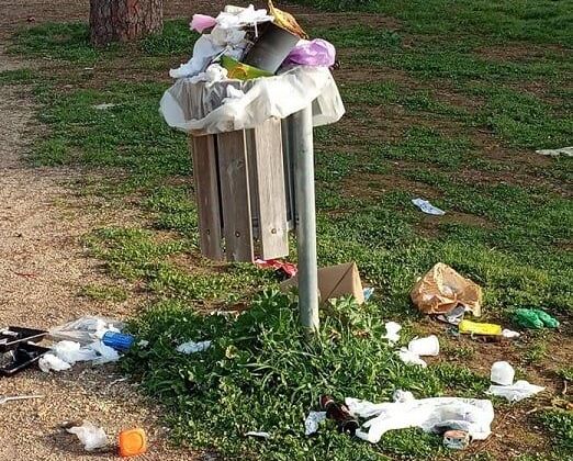 Un cestino traboccante di rifiuti a Villa Massimo
