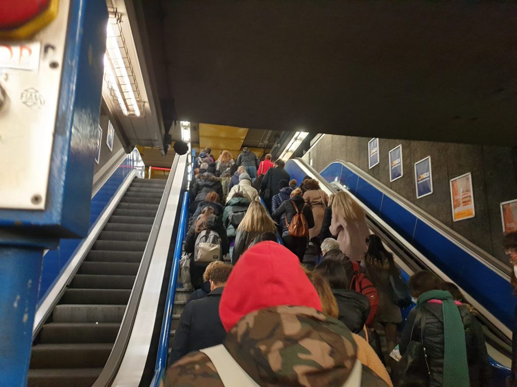 Le scale mobili alla fermata metro Bologna