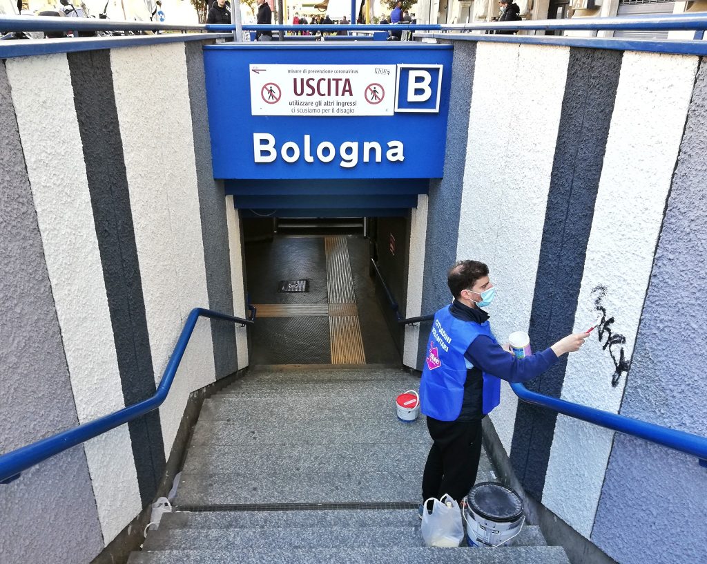 Un volontario in azione alla fermata metro Bologna (foto Retake piazza Bologna - Nomentano)