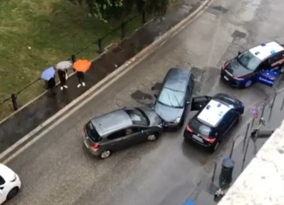L'incidente in piazza Bologna (foto da Welcome to Favelas)