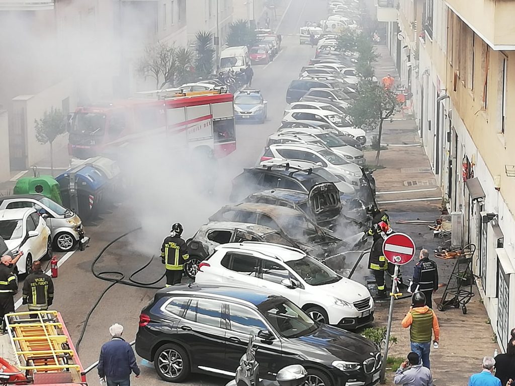 Le auto in fiamme (foto di Alessandra Mazzone dal gruppo Facebook "Quelli di piazza Bologna")