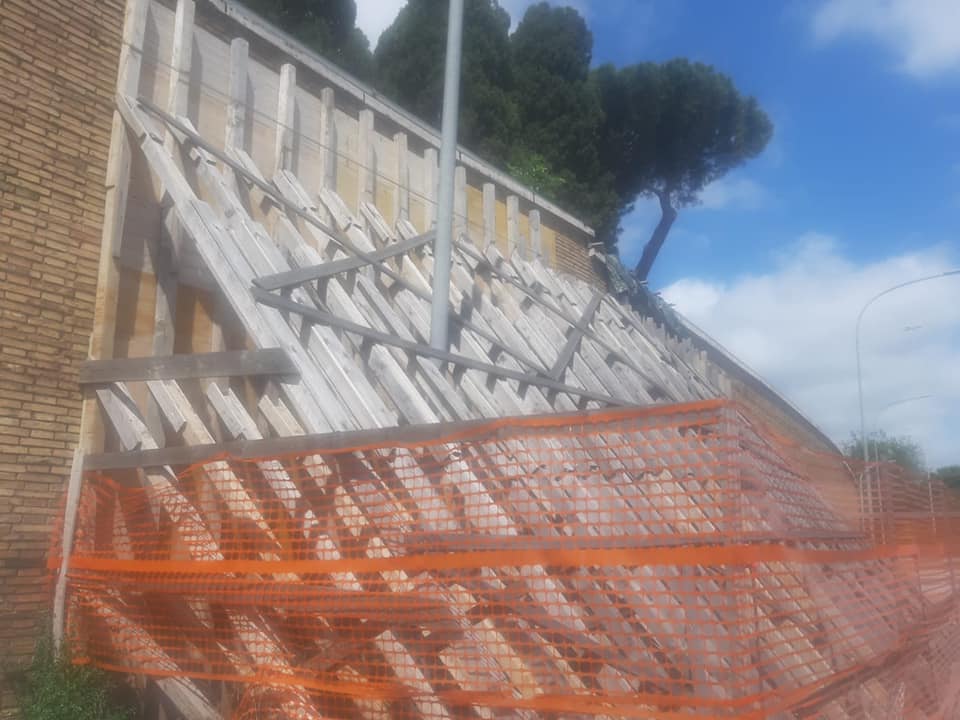 Il muro perimetrale del Verano (foto Francesco Figliomeni)
