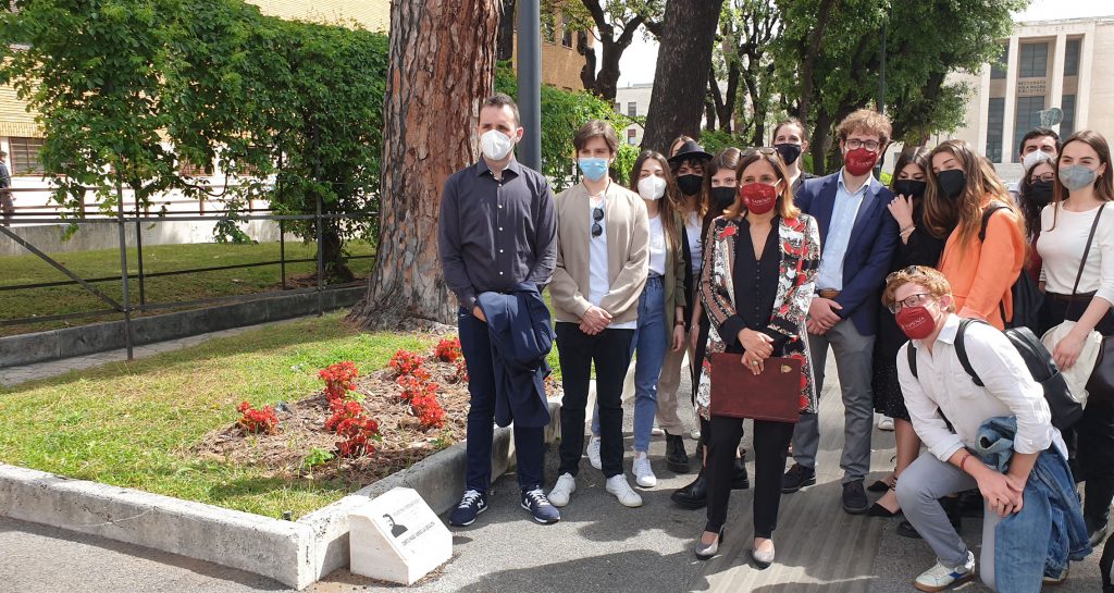 La rettrice Antonella Polimeni con gli studenti davanti alle pietre di inciampo