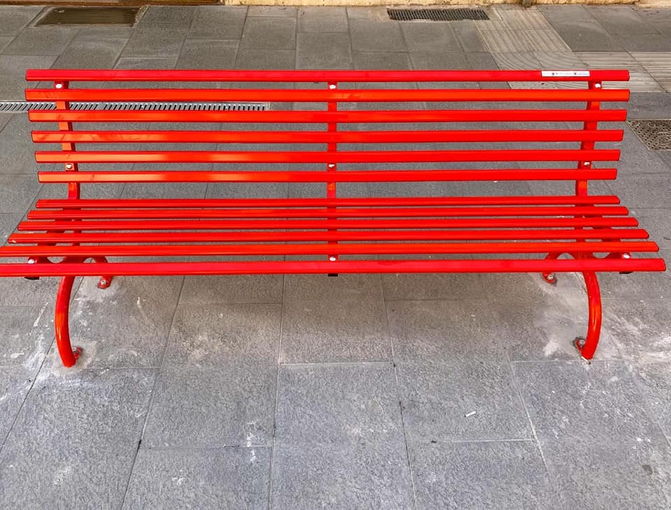 La panchina rossa in via Pavia