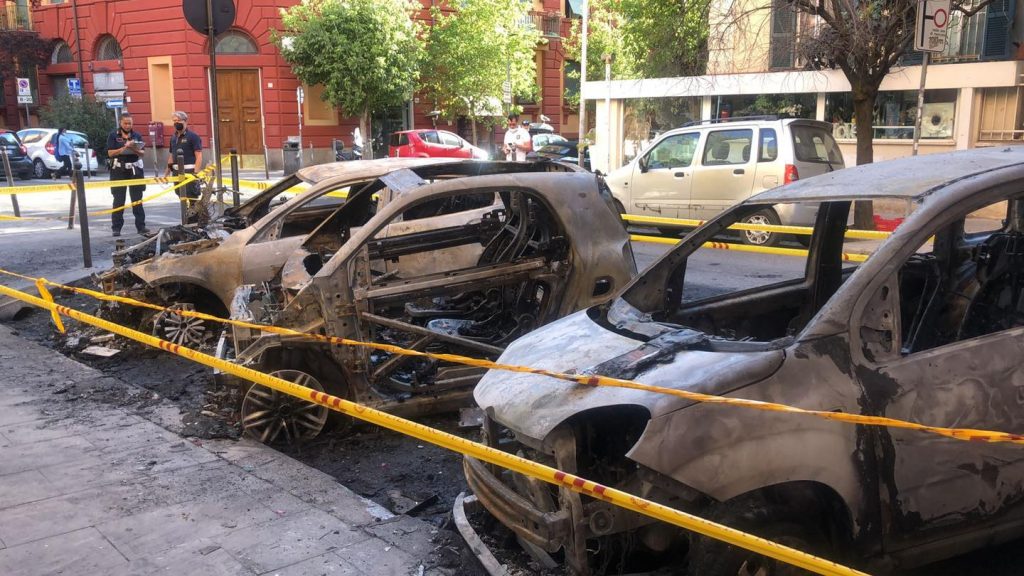 Le auto bruciate in via Stamira: foto di Andrea Liburdi 