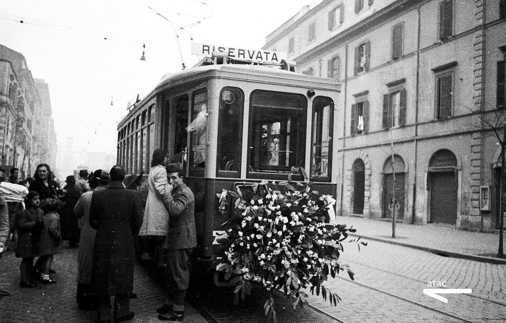 Una vettura tranviaria riservata a una cerimonia nuziale, 7 dicembre 1941 (Archivio Polo Museale Atac)