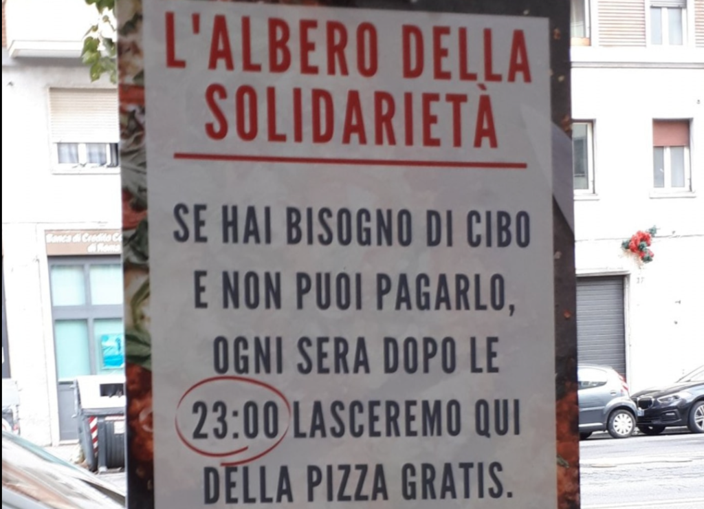 L'albero della solidarietà (foto dal gruppo Facebook "Quelli di piazza Bologna")