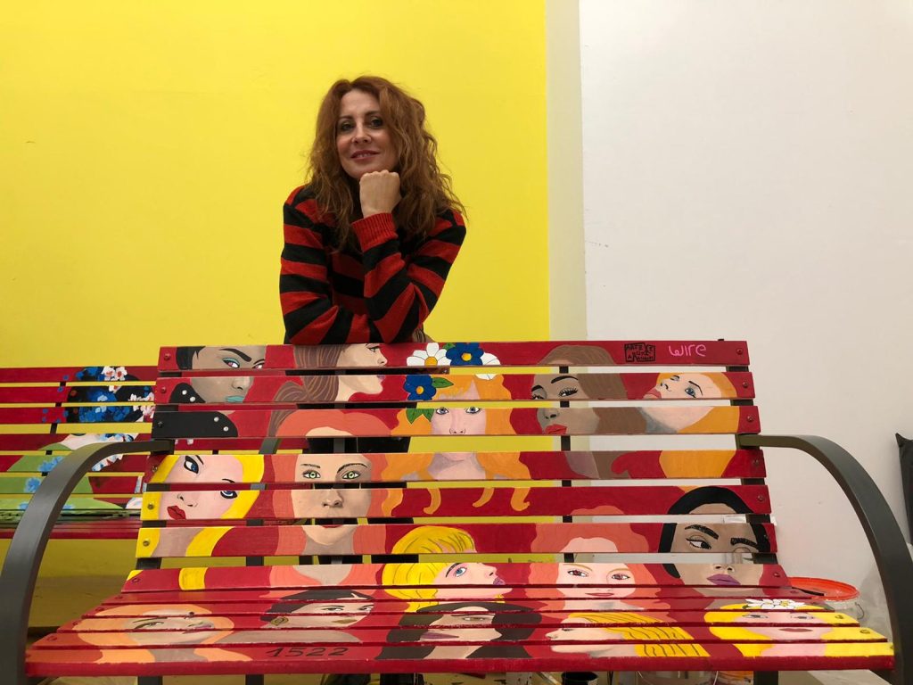 Alessia Lifemeup con la panchina rossa "Sono Libera"