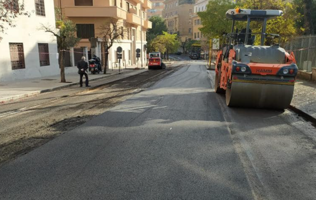 Gli interventi di rifacimento dell'asfalto in corso (foto dalla pagina Facebook di Paola Rossi)