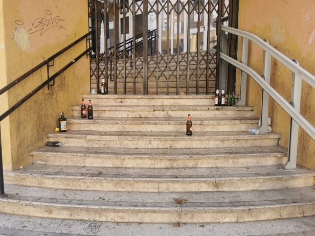 Bottiglie fuori dalla scuola Fratelli Bandiera (foto dalla pagina Facebook "Quelli di piazza Bologna")