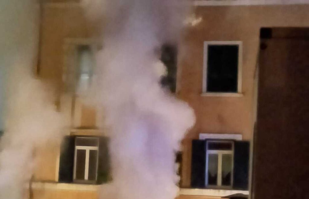 L'incendio in via Ercole Pasquali (foto dal gruppo Facebook "Quelli di piazza Bologna")