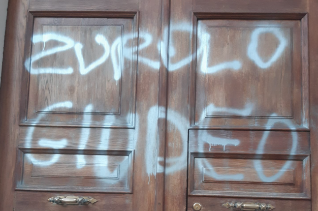 La scritta antisemita sul portone di un palazzo di via Eleonora d'Arborea
