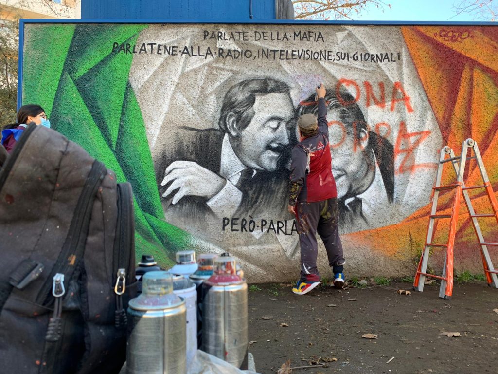 L'intervento dei volontari per ripulire il murale dedicato a Falcone e Borsellino