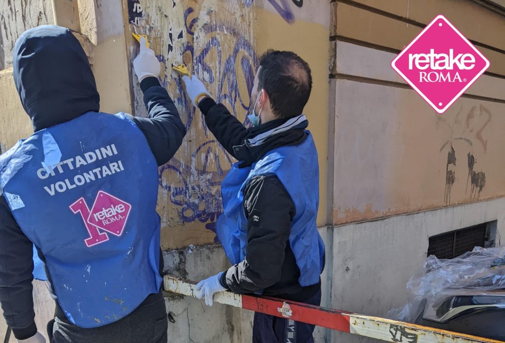 Volontari al lavoro (foto dalla pagina Facebook Retake piazza Bologna-Nomentano)