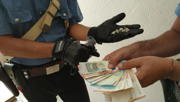 Droga e contanti sequestrati dai carabinieri. Foto di repertorio