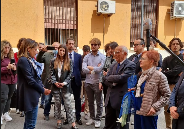 La rettrice Antonella Polimeni con alcuni studenti e i genitori di Marta Russo