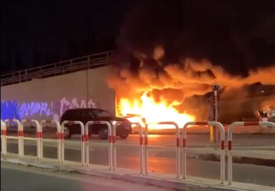 L'incendio in via Tiburtina (foto dalla pagina Facebook del Comitato cittadini Stazione Tiburtina)