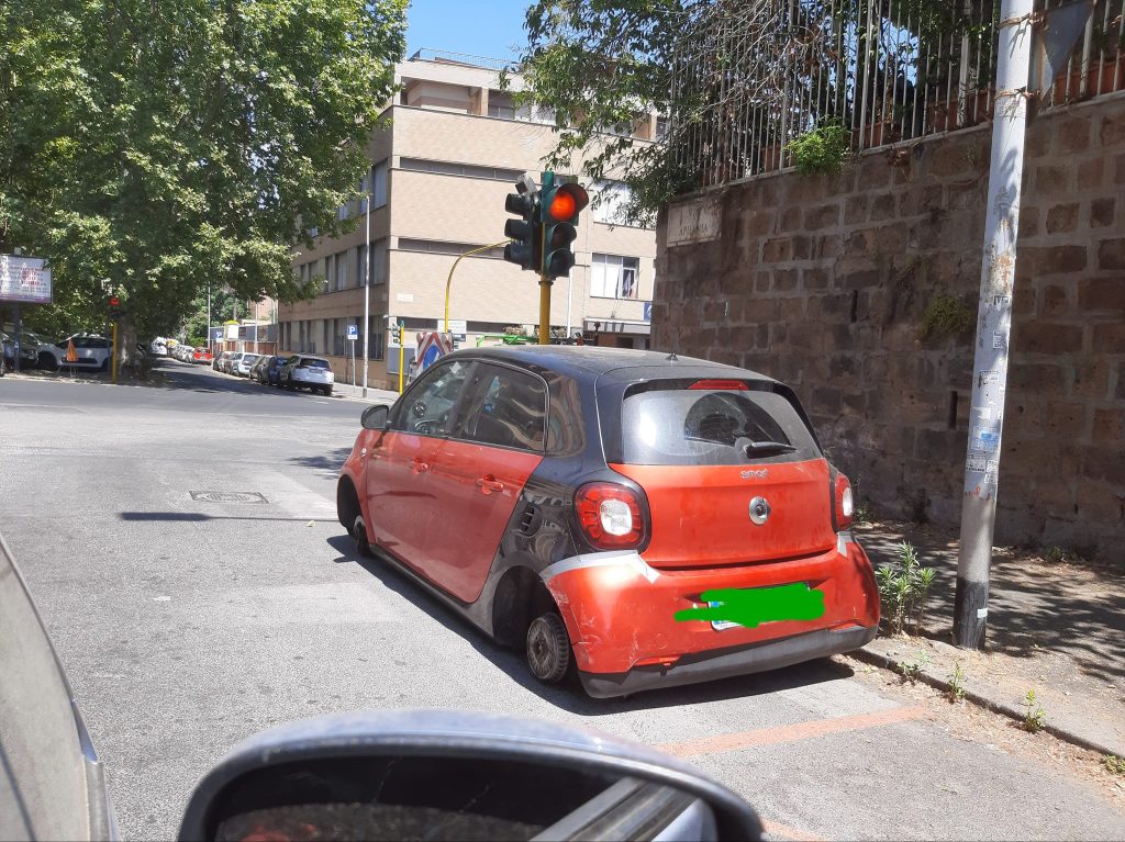 Una delle auto prese di mira dai ladri. Foto dalla pagina Facebook. CDCPB - Comitato Difesa Civica Piazza Bologna