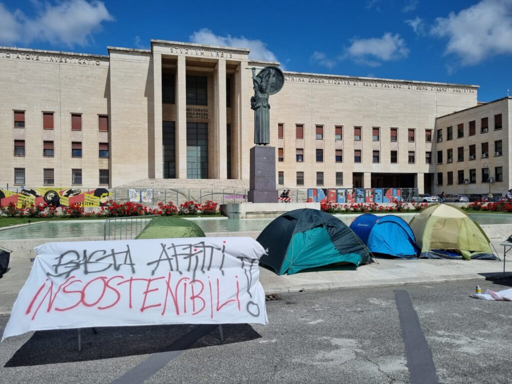 La protesta degli studenti davanti alla Sapienza