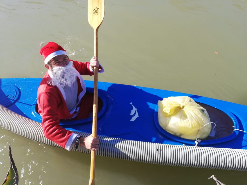 Babbo Natale pulisce le banchine del Tevere grazie all'iniziativa di Marevivo