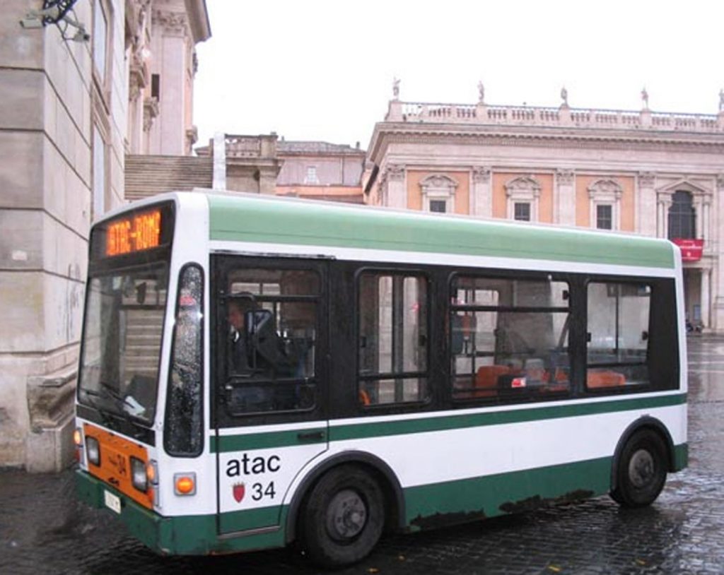 Un minibus di Atac