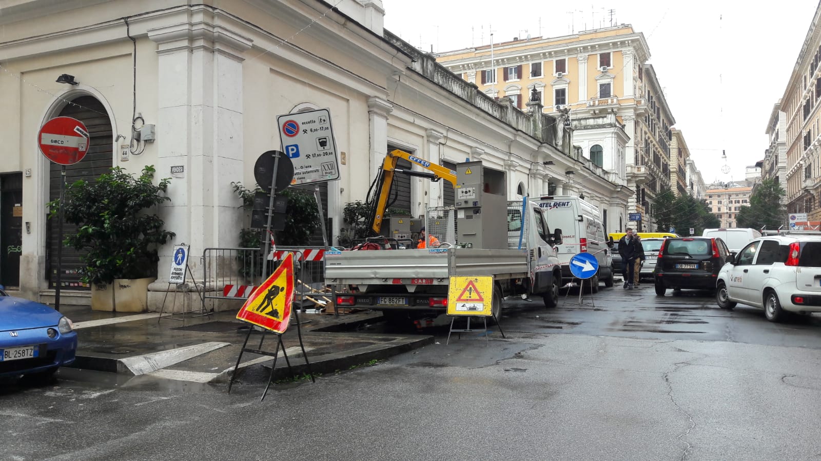 Via dei Gracchi, operai al lavoro al mercato dell'Unità. Ecco come si