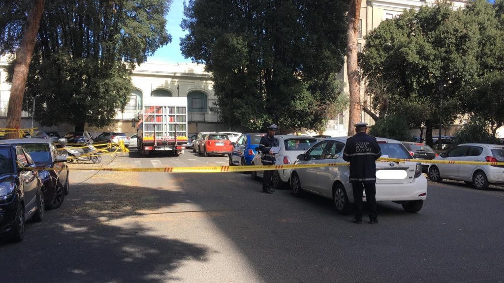 Le auto parcheggiate in via Prestinari che hanno impedito l'abbattimento del pino pericolante